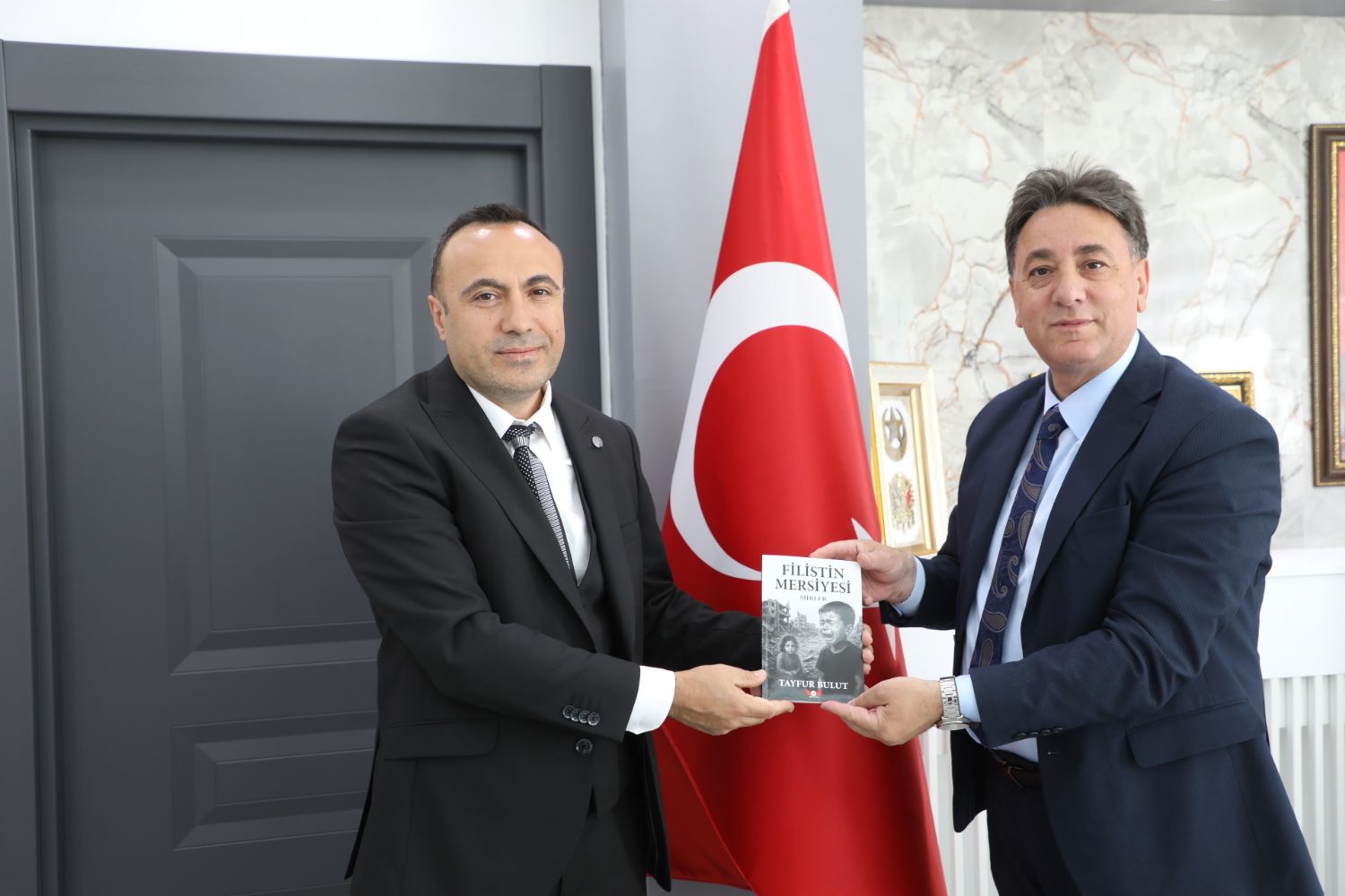 Teacher Tayfur Bulut presented his book "Palestine Elegy" to our Mayor Adem Şengül.